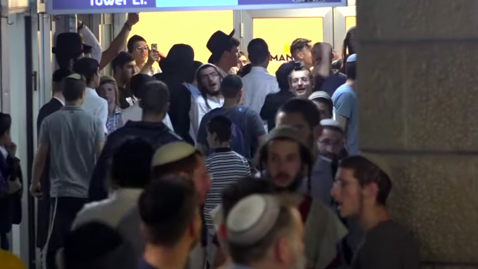 Megdöbbentő videó: erőszakos ultraortodox tüntetők próbáltak rátámadni keresztényekre Izraelben