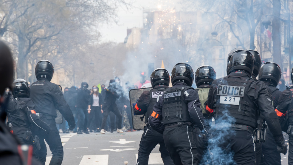 „Reménytelen a helyzet”: letartóztatásban marad az algériai fiút lelövő francia rendőr