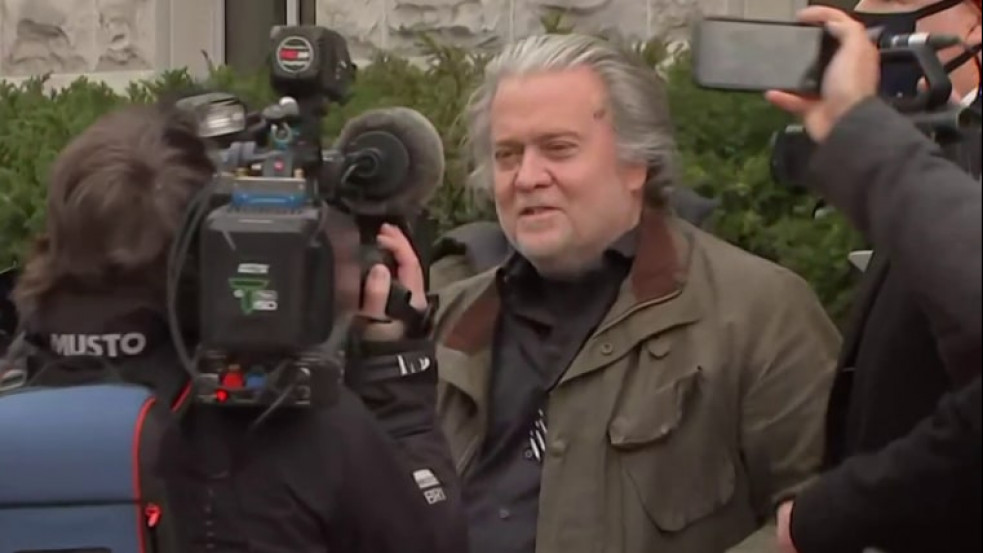 Rendkívüli: Steve Bannon feladta magát