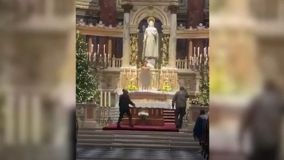 Meztelenre vetkőzött és felmászott az oltárra egy férfi a Szent István-bazilikában