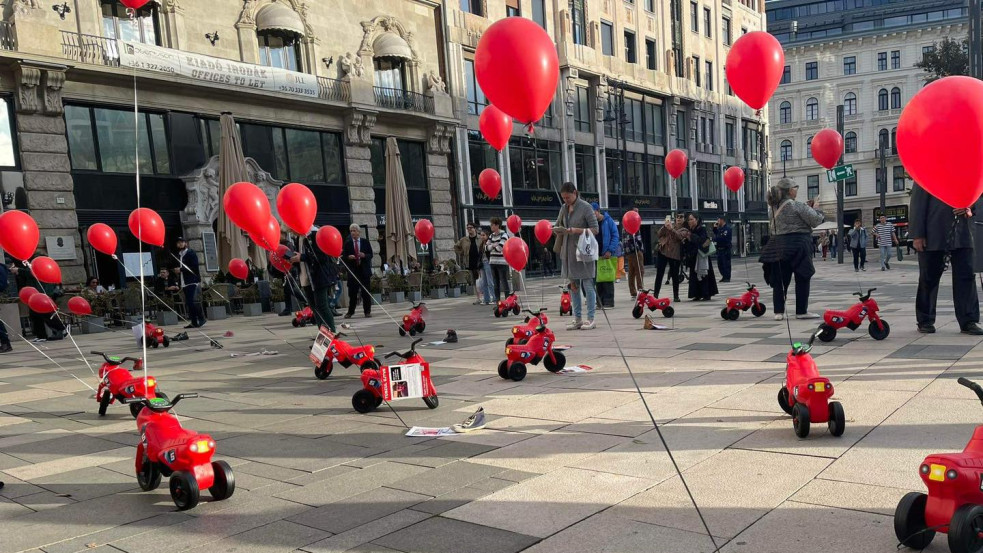 Képek: piros kismotorokkal üzenték Budapesten, továbbra is sok gyerek van a Hamasz fogságában