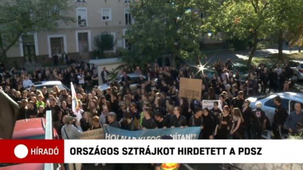 Többezres élőlánccal tüntettek a tanárokért: országszerte voltak demonstrációk