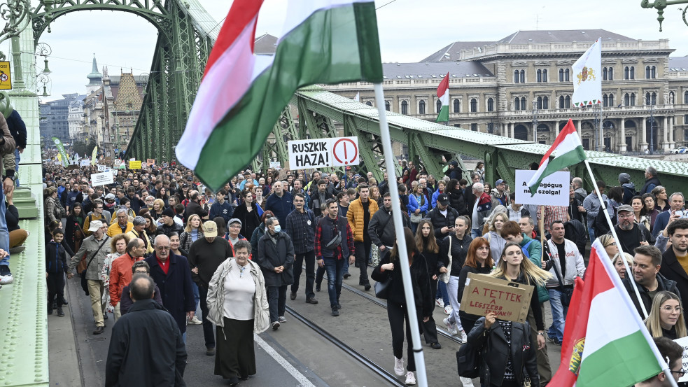 „Aki nincs velünk, ellenünk van” - Több tízezren tüntettek a tanárokért