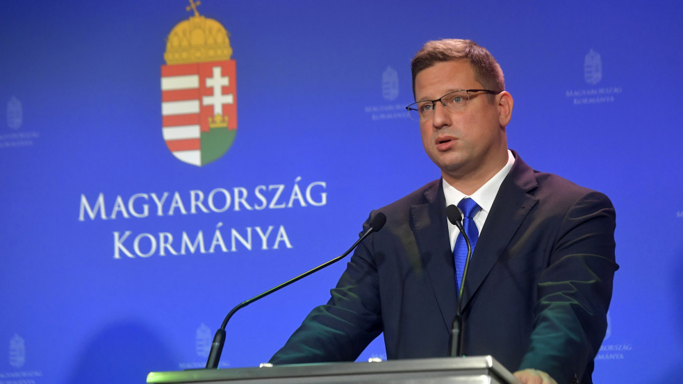 Gulyás: Magyarország kész minden migránst ingyen Brüsszelbe szállítani