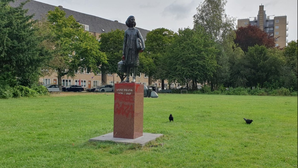 „Szabad Gáza” feliratot festettek Anne Frank amszterdami szobrára