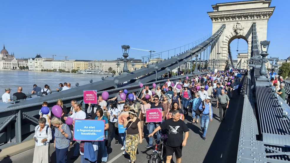 Több ezer résztvevővel tartottak életpárti sétát Budapesten