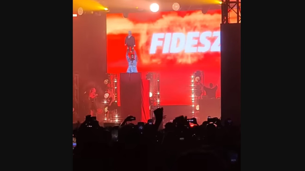 „Mocskos Fidesz!” zúgott a Sziget fesztiválon, az egyik fellépő egy Orbán-bábut csókolgatott a színpadon