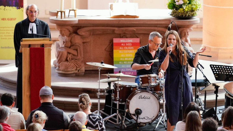Kit is imádnak? Szivárványos „Taylor Swift-istentiszteletet” tartottak a heidelbergi Szentlélek templomban