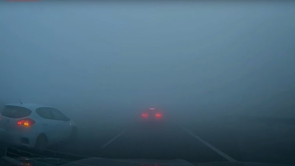 Videó: ezt látták az autósok, amikor belehajtottak a tömegbalesetet okozó extrém ködbe az M7-esen