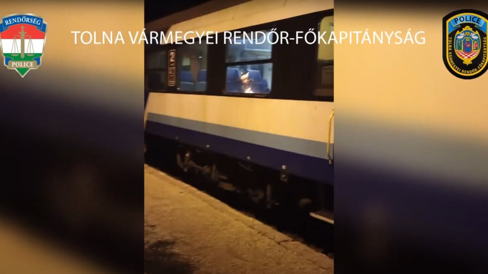 Videó: Úgy kiakadt a késés miatt a MÁV-ra egy utas, hogy felgyújtotta az üléseket