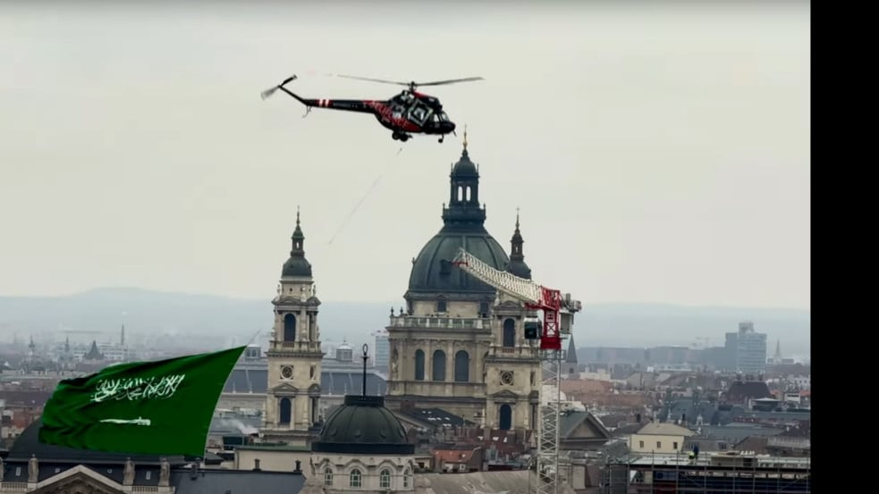 Iszlám hitvallással ellátott szaúdi zászlót reptettek Budapest felett - videó