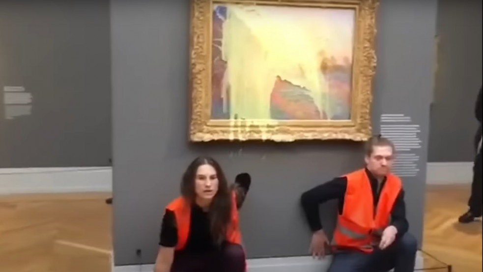 Videó: Krumplipürével öntötték le Monet legdrágább festményét a környezetvédők