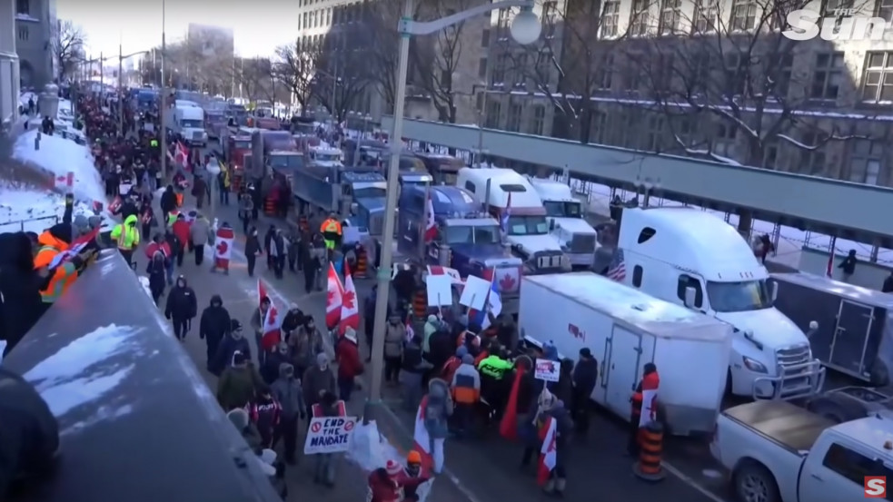 Betelt a pohár: hatalmas „Szabadság konvoj” tiltakozott a kötelező oltás ellen Kanadában 