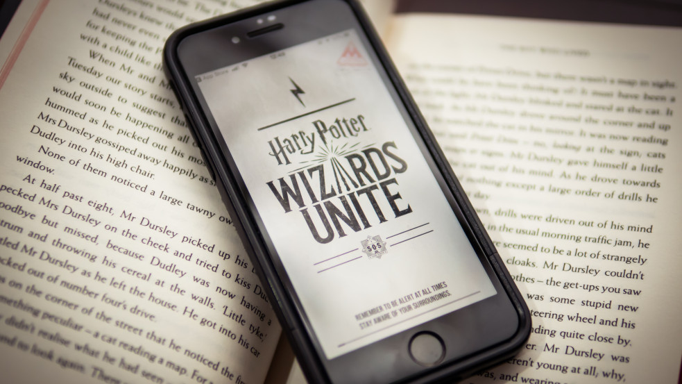 Alapból be van programozva az Iphone-okba, hogy Harry Potter varázsigékre reagáljon