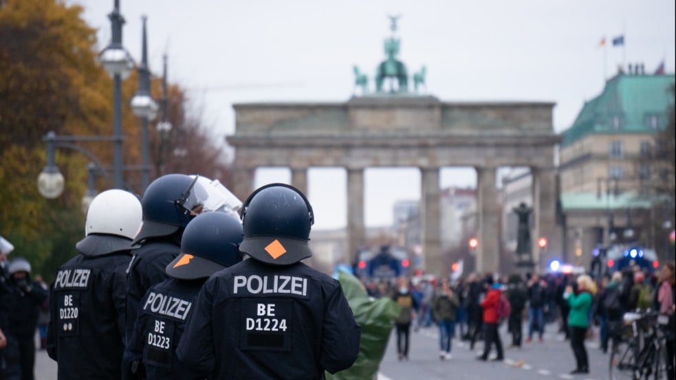 „Nincsenek no-go zónák” - de azért különös óvatosságra intette a zsidókat és a melegeket a berlini rendőrfőnök