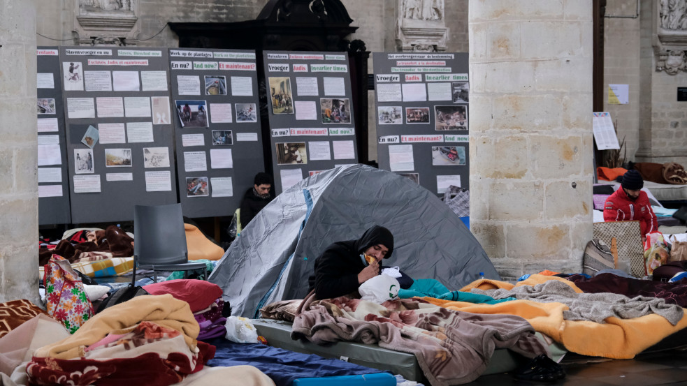 Migránsok foglaltak el egy brüsszeli hotelt, mert elégedetlenek voltak a nekik adott "hitvány minőségű lakásokkal"