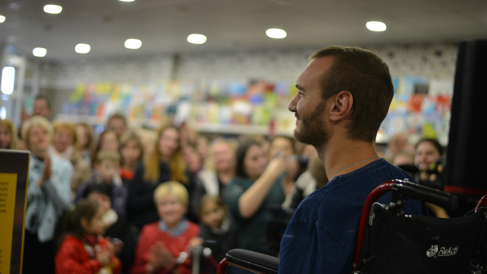 Kirúgta bankja, most saját életpárti bankot alapít Nick Vujicic evangélista