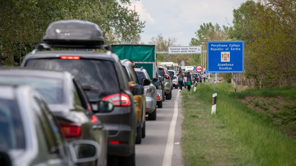 Tömegnyomor és feszültség: órákig a déli határon ragadt a Hetek munkatársa 