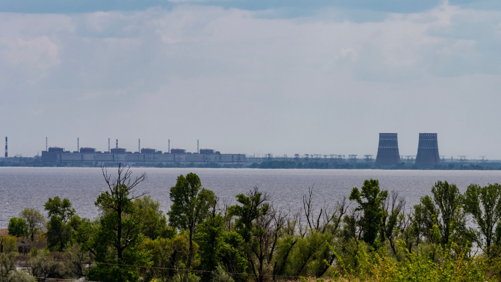 Kölcsönös vádaskodás: Zelenszkij szerint az oroszok robbanószert tettek a zaporizzsjai atomerőműre