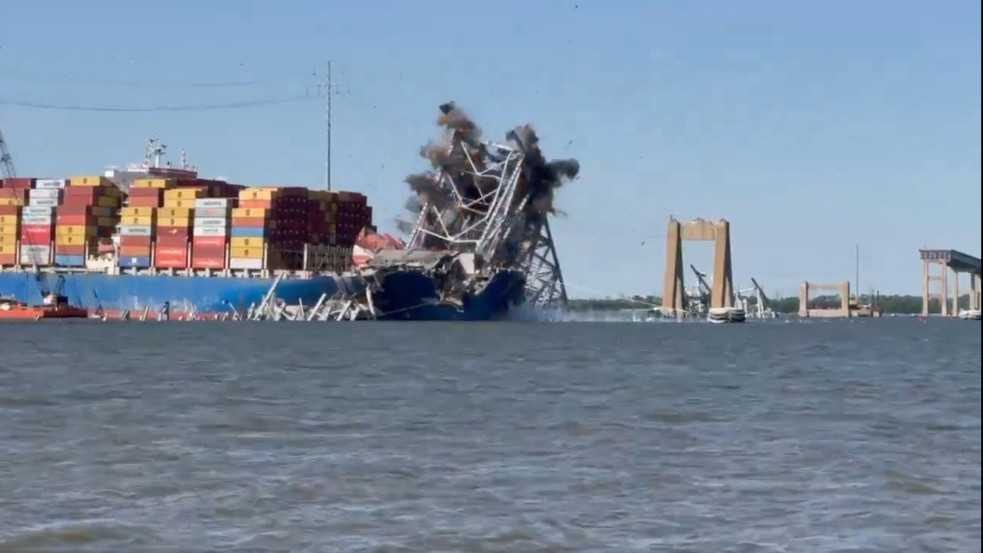 Szó szerint le kellett robbantani: így szedték le a Baltimore-i híd legnagyobb darabját az annak ütköző hajóról - videó
