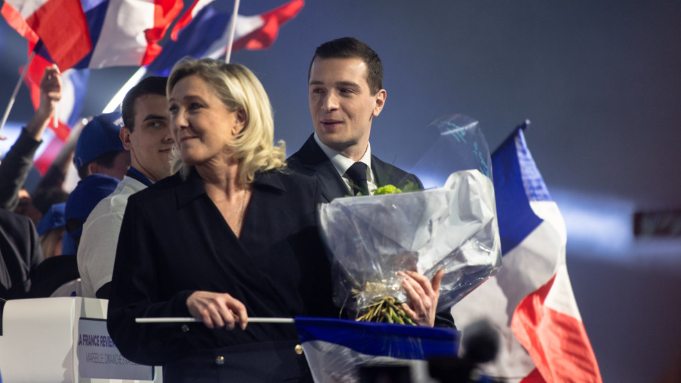 Francia választások: a baloldal szociáldemokrata ébredést akar, Le Pen összefogást ajánl a jobbközépnek
