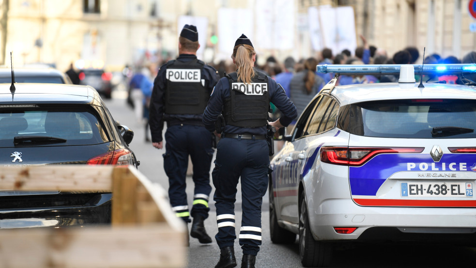 Rálőttek egy horogkeresztet graffitiző férfira a párizsi rendőrök