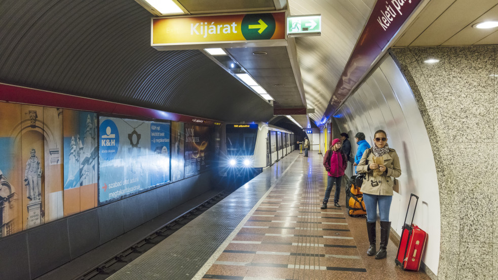 Duna alatt rekedt a 2-es metró, az alagúton keresztül mentették az utasokat - videó