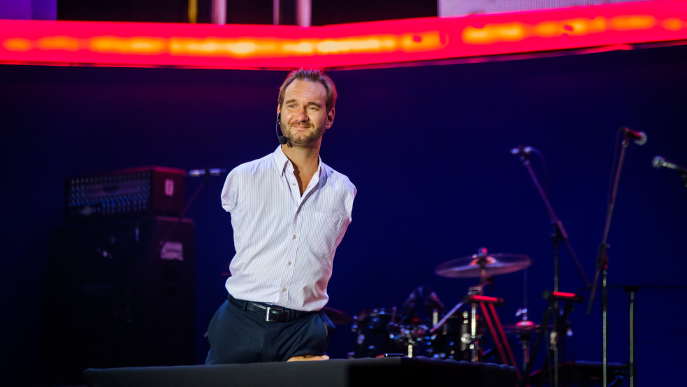 Nick Vujicic élesen kritizálja az amerikai gyülekezeteket, amiért náluk a tanítás helyett a szórakozás került előtérbe