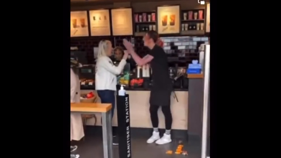 „Maga transzfób! Takarodjon az üzletből!” - idős nővel üvöltözött a Starbucks-alkalmazott, a Hetek kérdőre vonta a céget