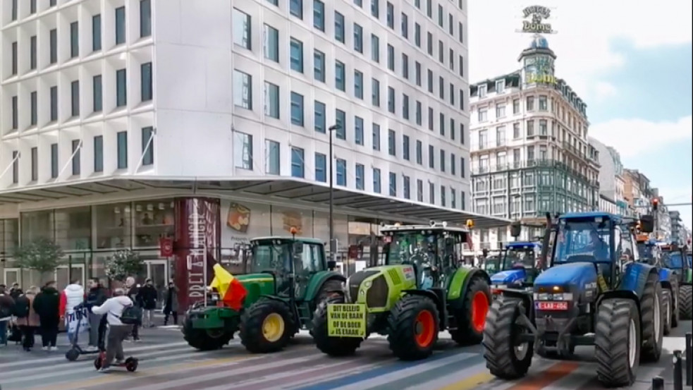 Videó: óriási gazdatiltakozás volt Brüsszelben, több ezer traktorral bénították meg az uniós negyedet