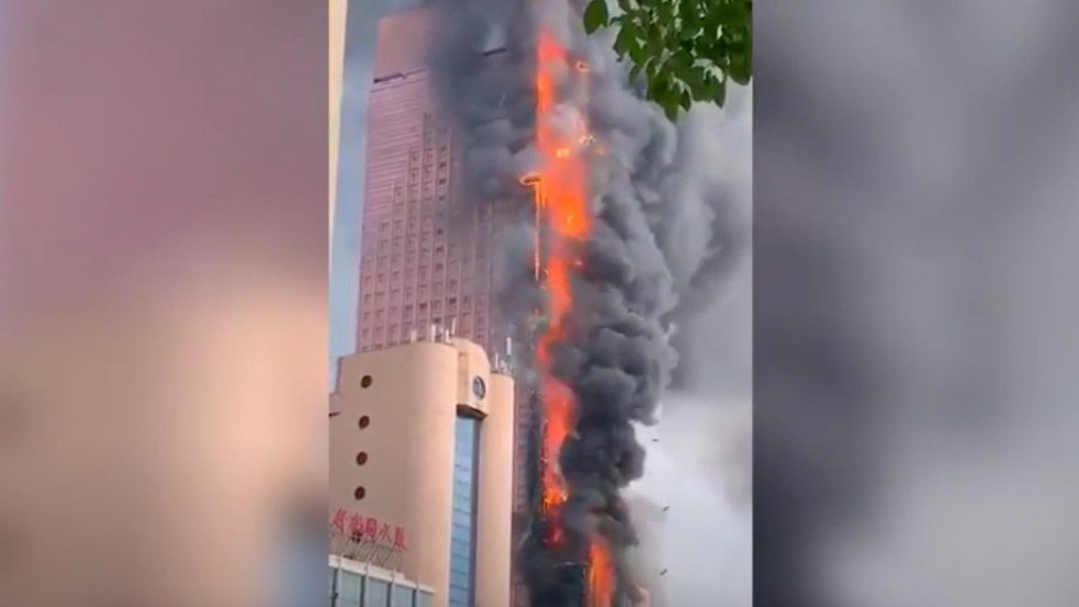 Videó: Hatalmas lángokkal ég egy felhőkarcoló Kínában