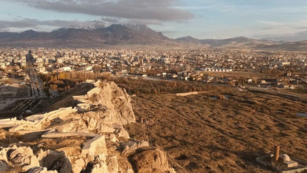 A Paradicsom romjain, az Ararát tövében